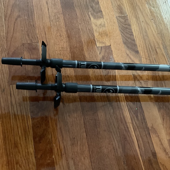 TUBBS ADJUSTABLE TRAIL WALKING POLES GREY NEW - Picture 2 of 3